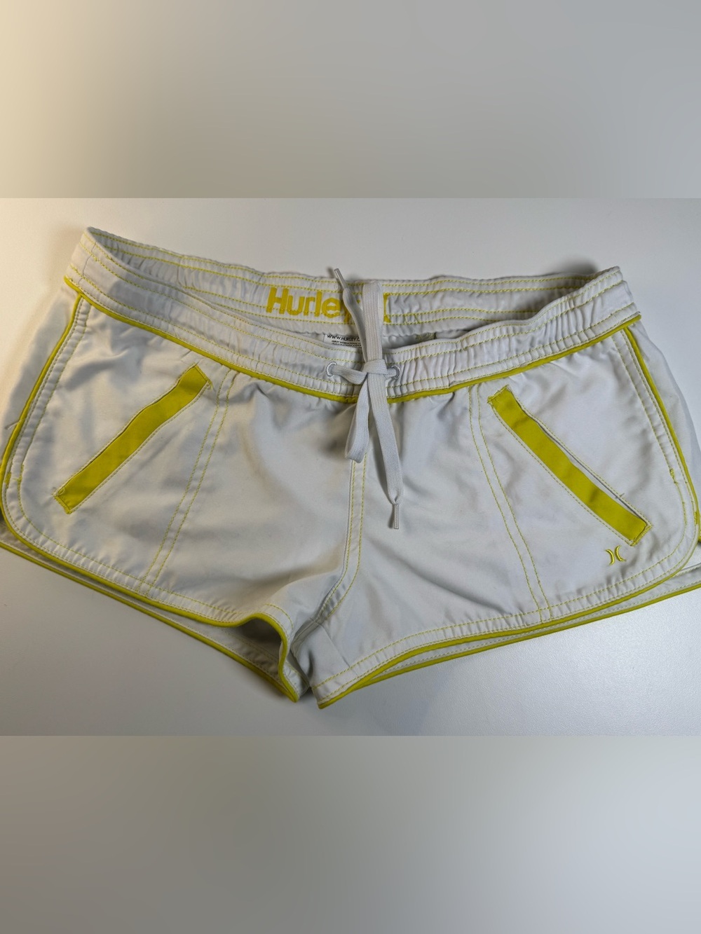 🌟 Hurley Women’s XS Board Shorts – White & Yellow